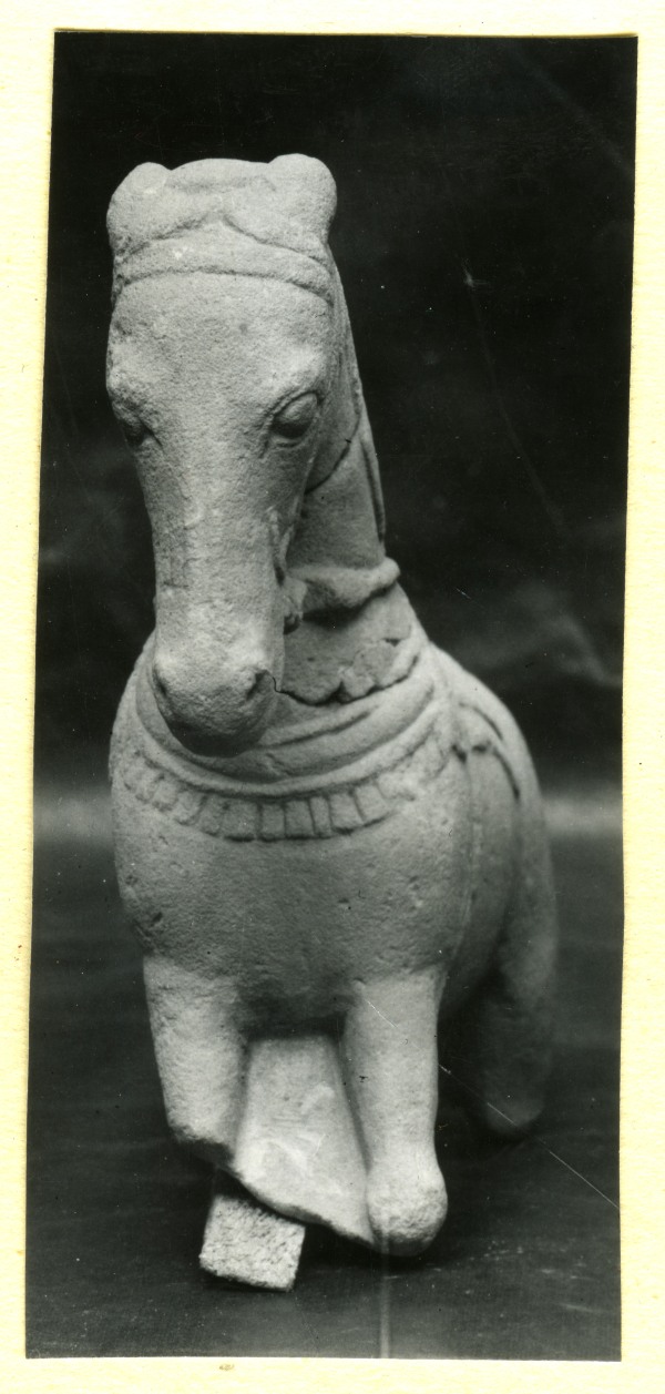 Plano frontal de escultura de caballo con montura y brida hallada en el Santuario de El Cigarralejo (exvoto nº 19).