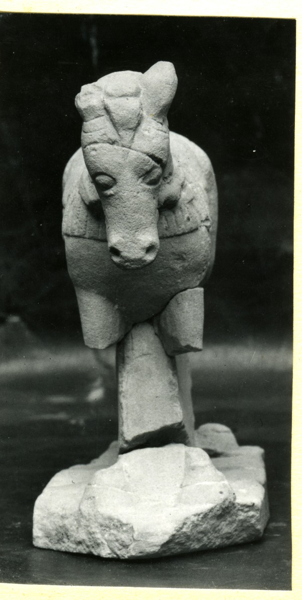 Vista frontal de escultura de caballo con atalaje completo sobre peana hallada en el Santuario de El Cigarralejo (exvoto nº 21).