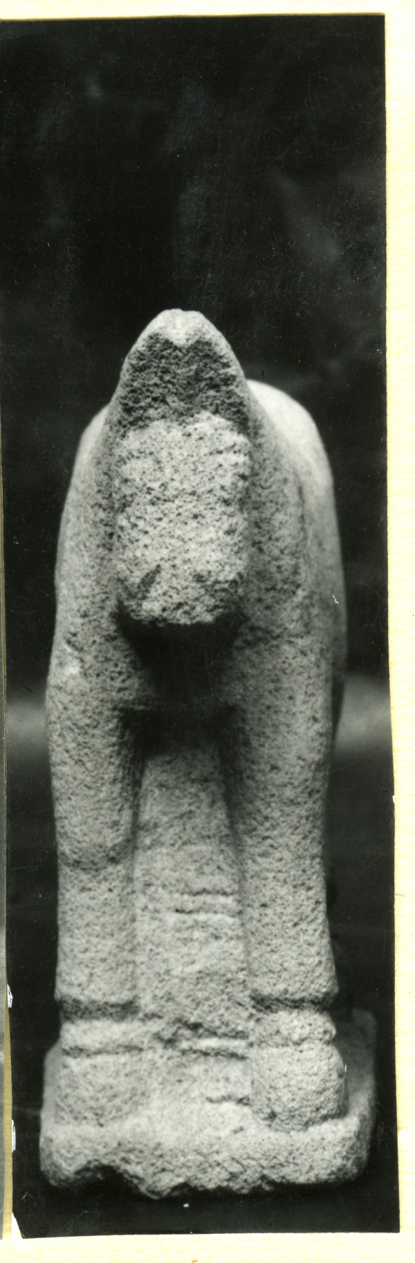 Vista frontal de escultura de un caballo sin atalajes en altorrelieve hallada en el Santuario de El Cigarralejo (exvoto nº 34).