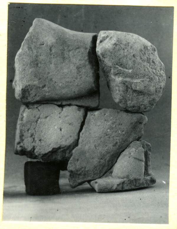 Escultura fragmentada de un caballo sin atalajes hallada en el Santuario de El Cigarralejo (exvoto nº 46).