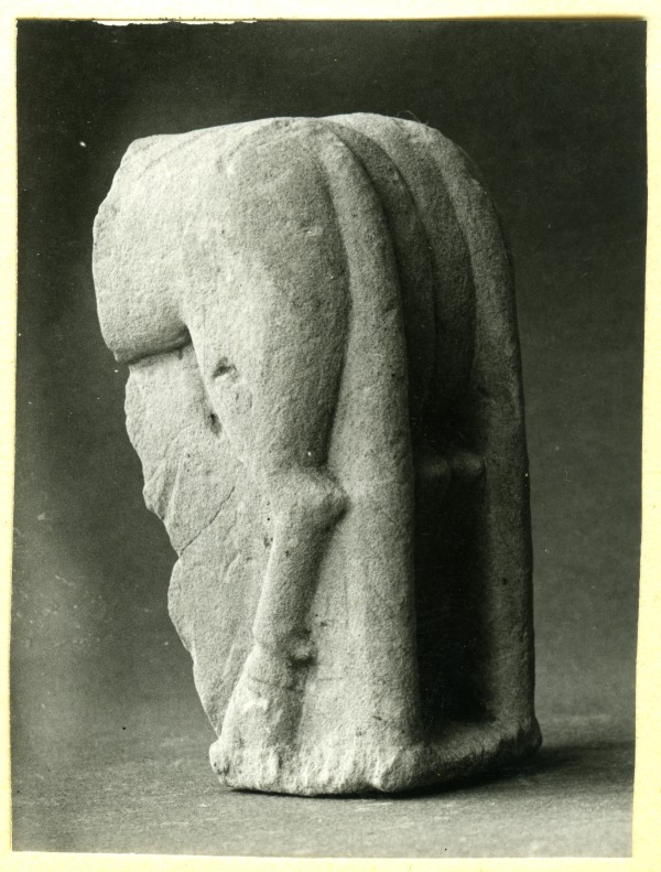 Parte trasera de una escultura de yegua y potro hallada en el Santuario de El Cigarralejo (exvoto nº 42).