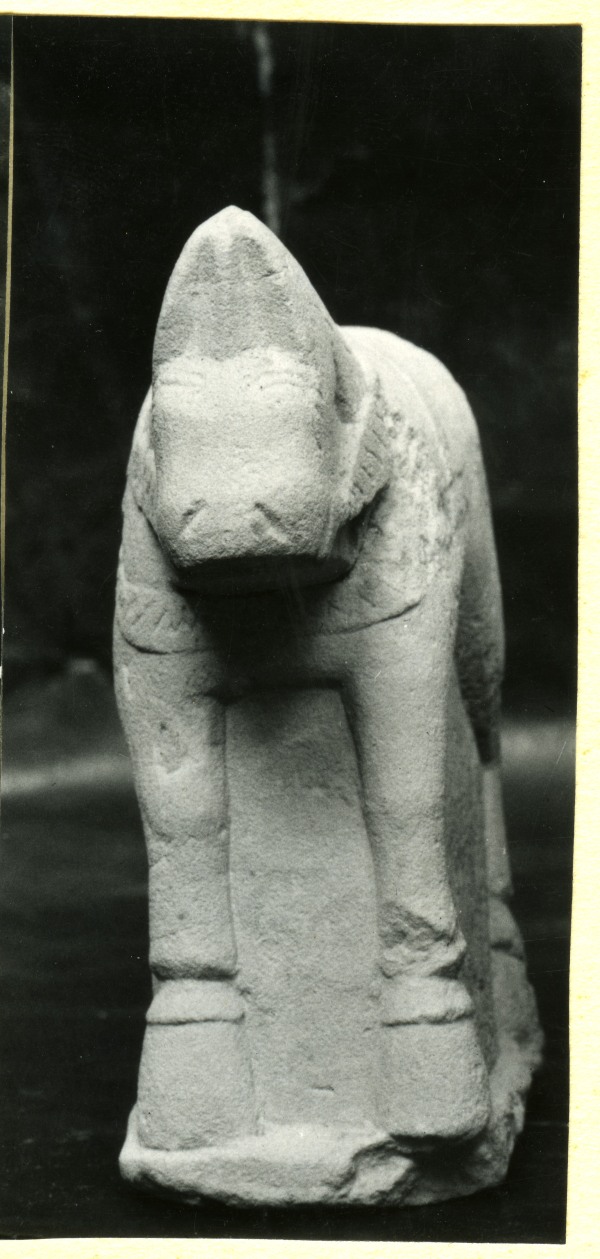 Vista frontal de escultura de caballo enjaezado hallada en el Santuario de El Cigarralejo (exvoto nº 83).