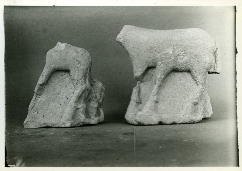 Dos esculturas de grupos de yegua y potro halladas en el Santuario de El Cigarralejo (exvotos nº 66 y 65).