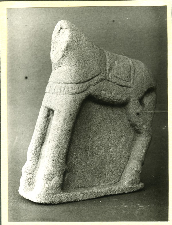 Escultura de caballo con montura y riendas hallada en el Santuario de El Cigarralejo (exvoto nº 67).