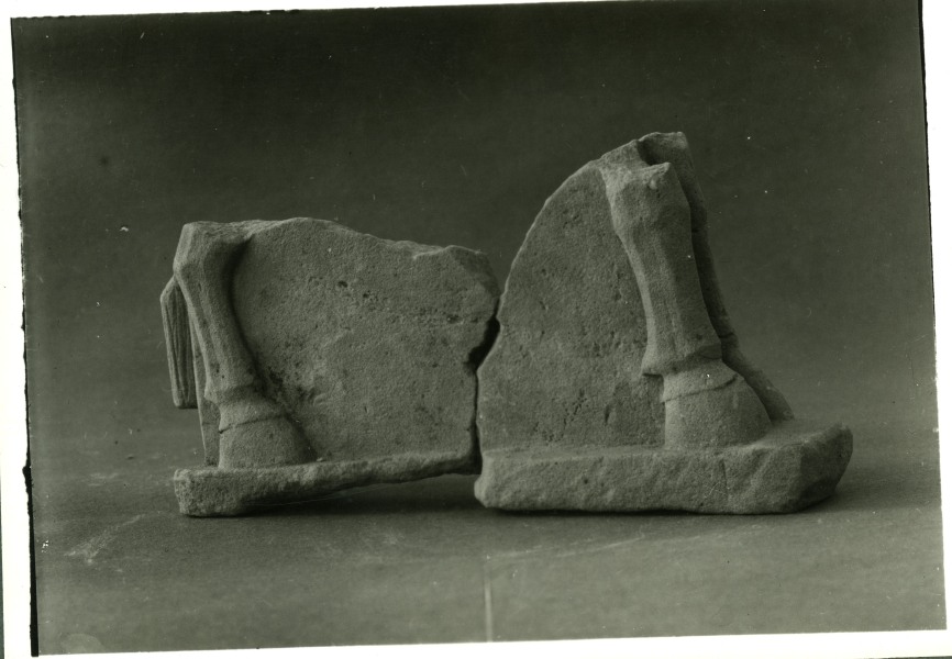 Parte inferior de una escultura de caballo hallada en el Santuario de El Cigarralejo (exvoto nº 69).