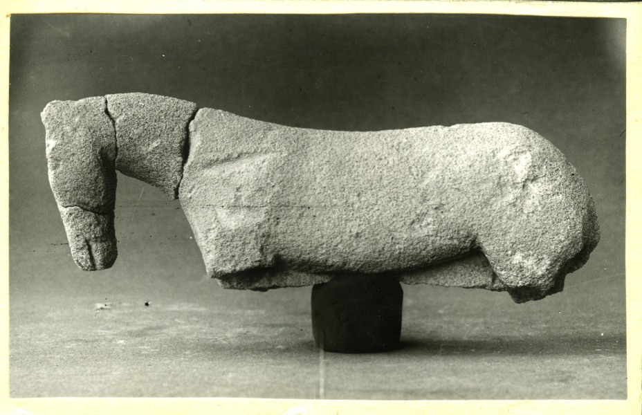 Escultura de caballo sin atalajes hallada en el Santuario de El Cigarralejo (exvoto nº 62).