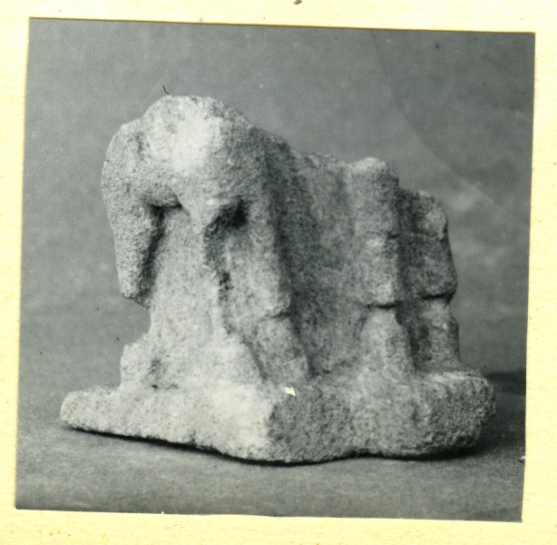 Escultura de yegua y potro hallada en el Santuario de El Cigarralejo (exvoto nº 79).
