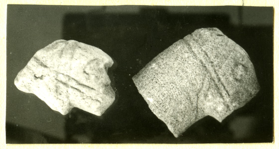 Cabezas de esculturas de caballo con brida halladas en el Santuario de El Cigarralejo (exvotos nº 163 y 164).