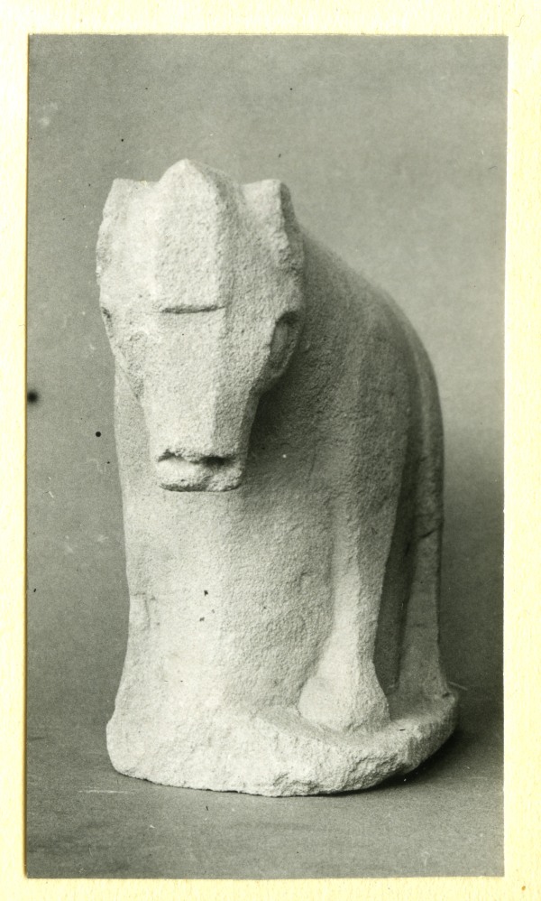 Plano frontal de la escultura de un supuesto caballo hallada en el Santuario de El Cigarralejo (exvoto nº 116).