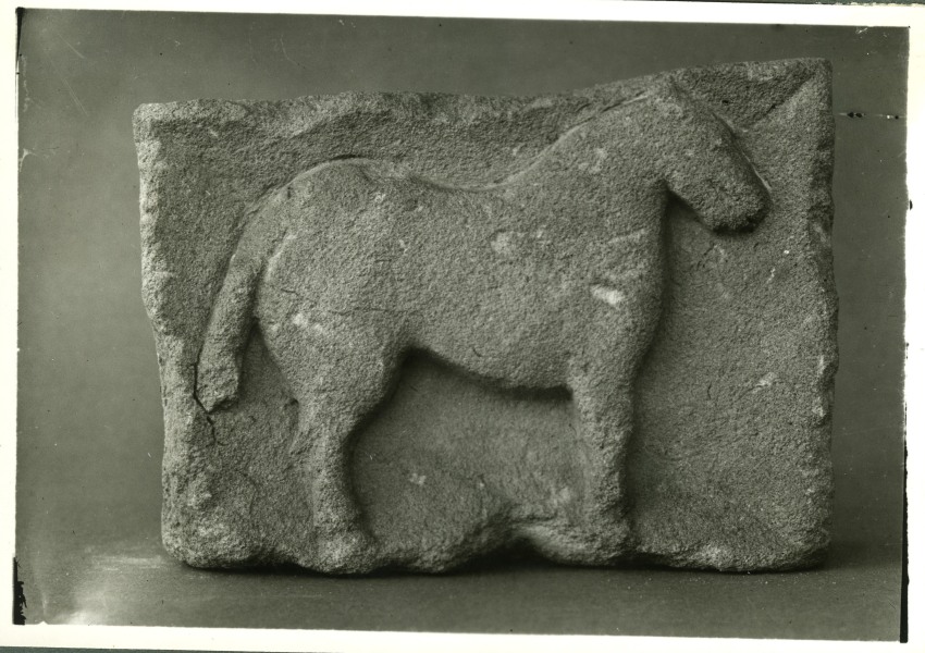 Relieve bifacial de caballo hallado en el Santuario de El Cigarralejo (exvoto nº 96).