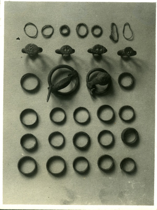 Composición de anillos, sortijas y fíbulas halladas en el yacimiento de El Cigarralejo.