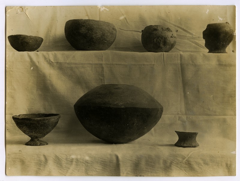 Vista de varias vasijas argáricas en el Museo Arqueológico de Murcia