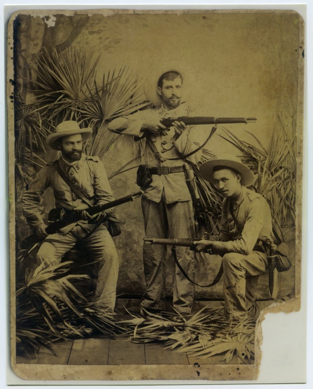 Reproducción moderna de un retrato de estudio de soldados de Puebla de Soto en Cuba en 1897