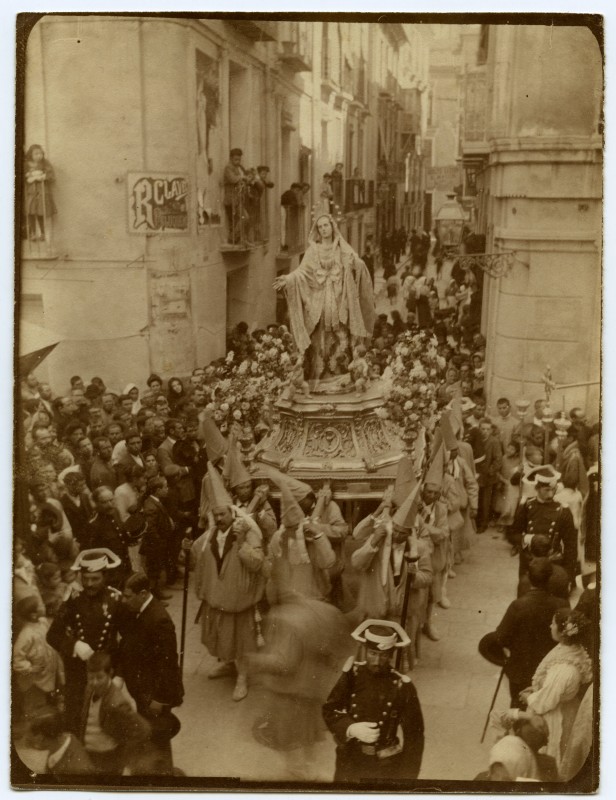 Trono de la Dolorosa de Salzillo en procesión por la calle San Cristobal de Murcia