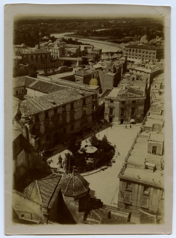 Vista de la Plaza de Belluga y parte de la ciudad, tomada desde la torre de la Catedral de Murcia