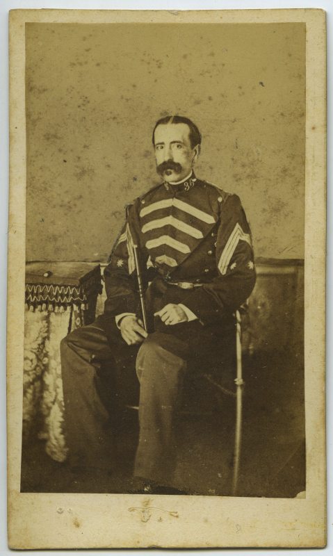 Retrato de estudio del capitán José María Bascuas sentado en un silla.