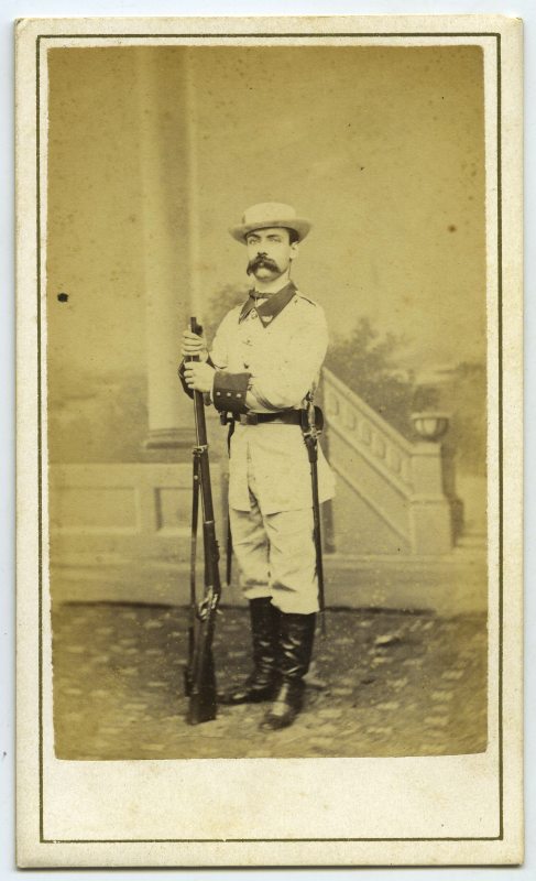 Retrato de estudio de un cabo del ejército español, en uniforme de infantería colonial.