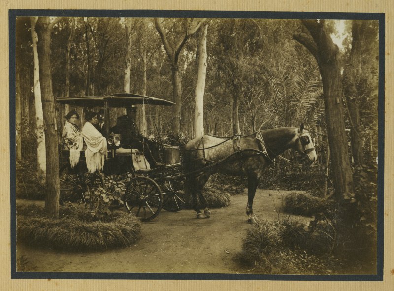 Los hermanos Luisa, Evelia y Julio Lizana Gal en un coche de caballos en los jardines de la fábrica de fertilizantes de San Jerónimo de Sevilla
