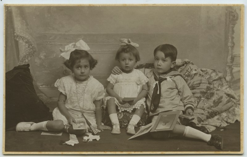Retrato de estudio de los hermanos Irene, Alicia y Alfredo Robinson Lizana