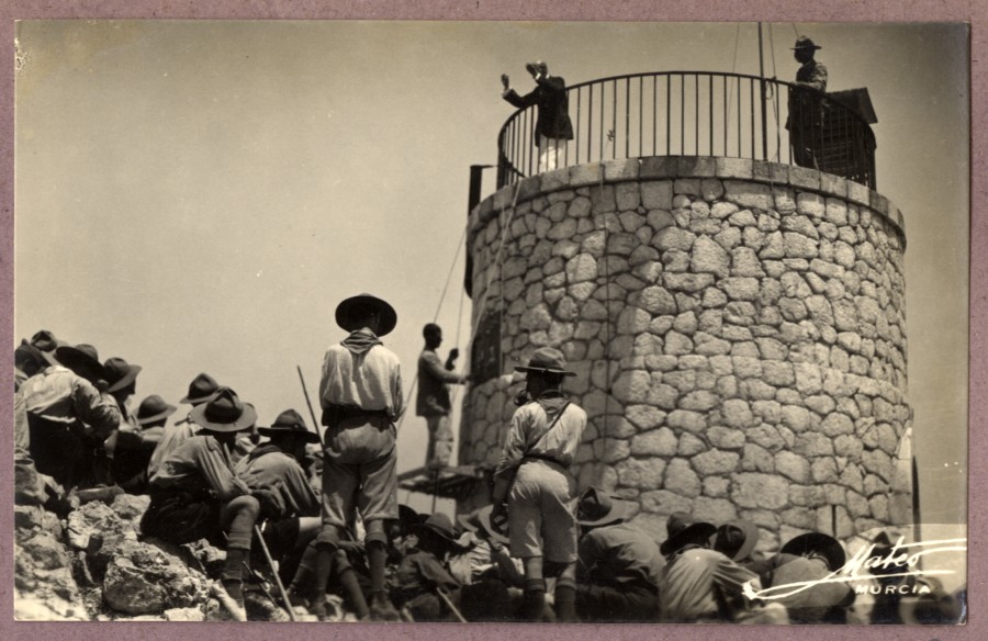 El general Francisco Ortega arengando a las tropas de exploradores desde la torre del Morrón de Espuña