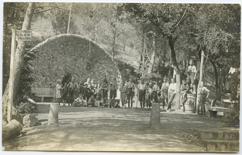 Grupo de exploradores frente a la Fuente de Rubeos en Sierra Espuña