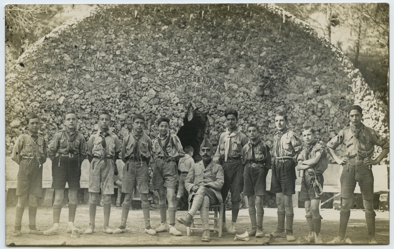 Un grupo de exploradores posando junto a Antonio Dimas delante de la fuente de Rubeos
