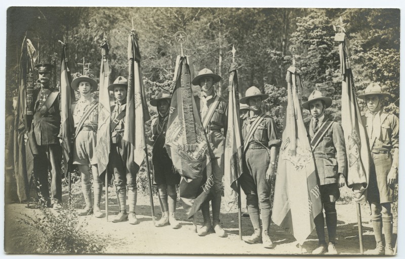 Varios abanderados las tropas de los Exploradores acampadas en el campamento de Espuña en julio de 1924