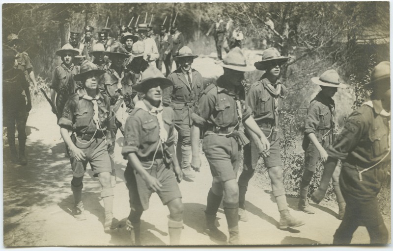 Un grupo de exploradores marchando junto a la Guardia Forestal