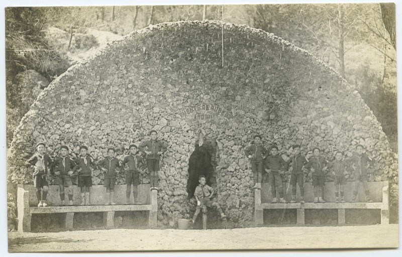 Un grupo de Exploradores lobatos posa frente a la fuente de Rubeos