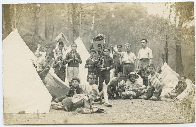 Grupo de exploradores y lobatos en un campamento