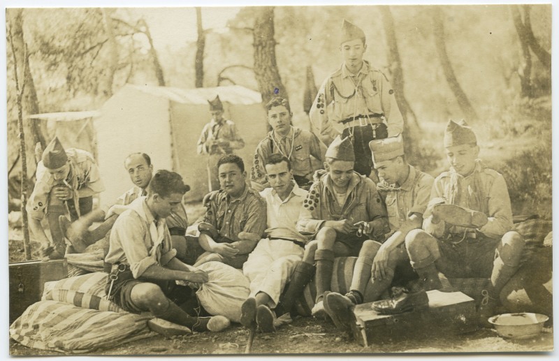 Un grupo de exploradores jóvenes en un campamento