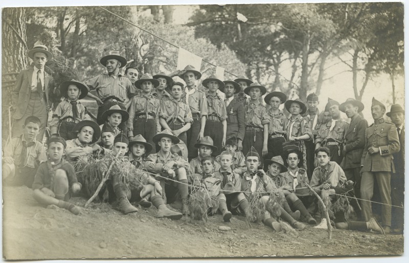 Retrato de grupo de varios exploradores junto a toras personas