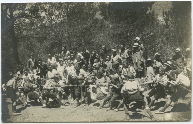 Varios exploradores participando en un juego de cuerda
