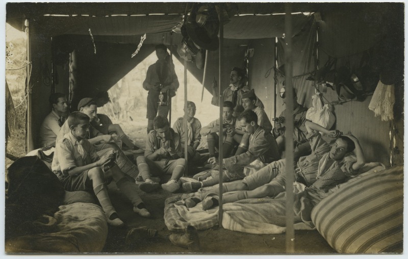 Un grupo de exploradores descansando en el interior de su tienda de campaña