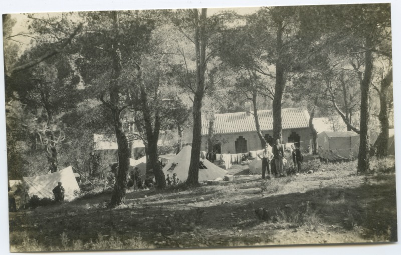 Vista de un campamento con la casa refugio de los Exploradores de Sierra Espuña al fondo