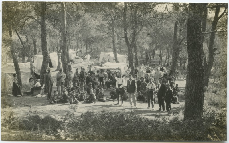 Un grupo de personas frente a un campamento de los Exploradores