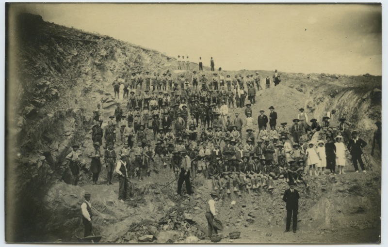 Visita de los exploradores a las minas de fosfatos de la Compañía Termo-Eléctrica el 21 de julio de 1925