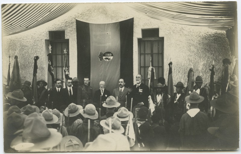 Acto de descubrimiento de una placa en honor a los médicos Juan Selgas y Mariano Precioso durante el noveno campamento de Espuña en 1925