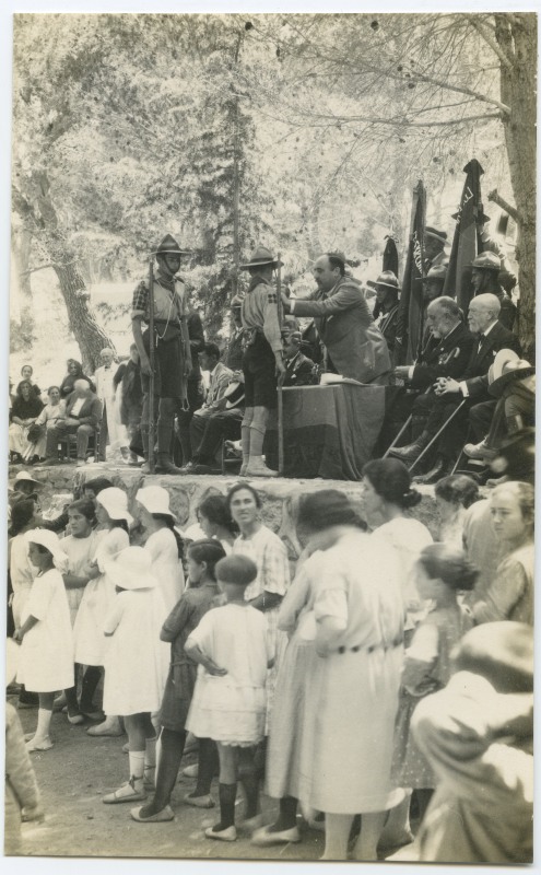 Entrega de distinciones a dos exploradores durante el noveno campamento de Espuña en 1925