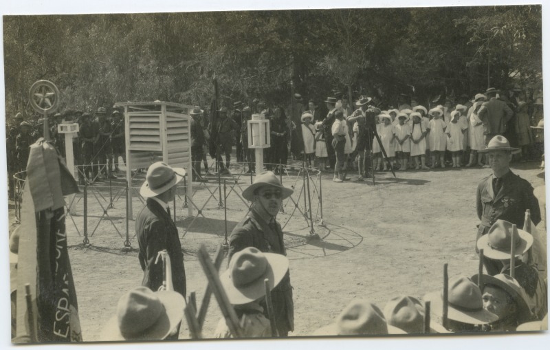 Vista de una explanada con una estación metereológica duratnte el acto recepción de las autoridades del gobierno de Murcia durante el noveno campamento de Espuña en 1925