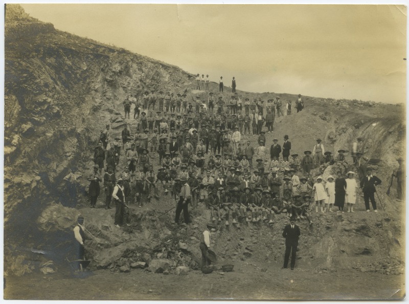 Visita de los exploradores a las minas de fosfatos de la Compañía Termo-Eléctrica el 21 de julio de 1925