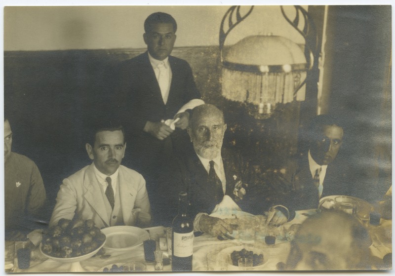 Isidoro de la Cierva durante un almuerzo con varias personas