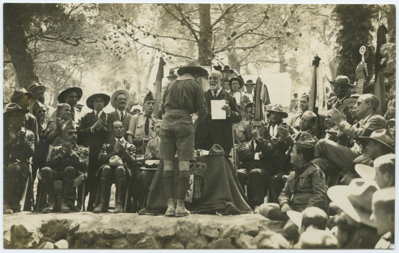Isidoro de la Cierva entregando un diploma a un explorador
