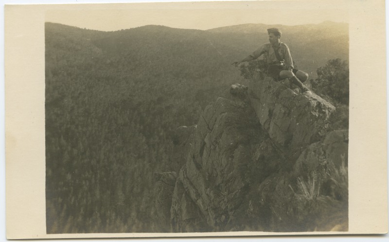 Un explorador posa sobre un acantilado de Sierra Espuña