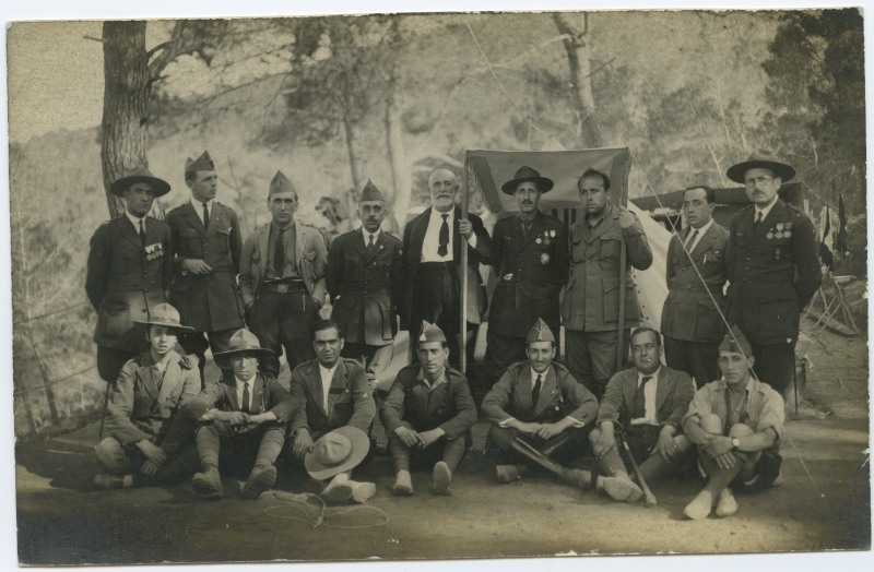 Retrato de grupo de varios jefes de grupo de los Exploradores con Isidoro de la Cierva