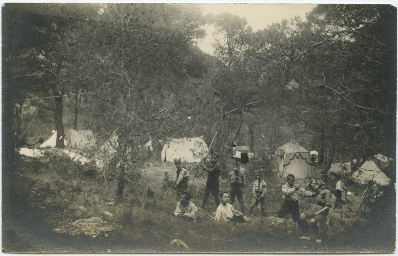 Vista de un campamento de los Exploradores con varias tiendas de campaña