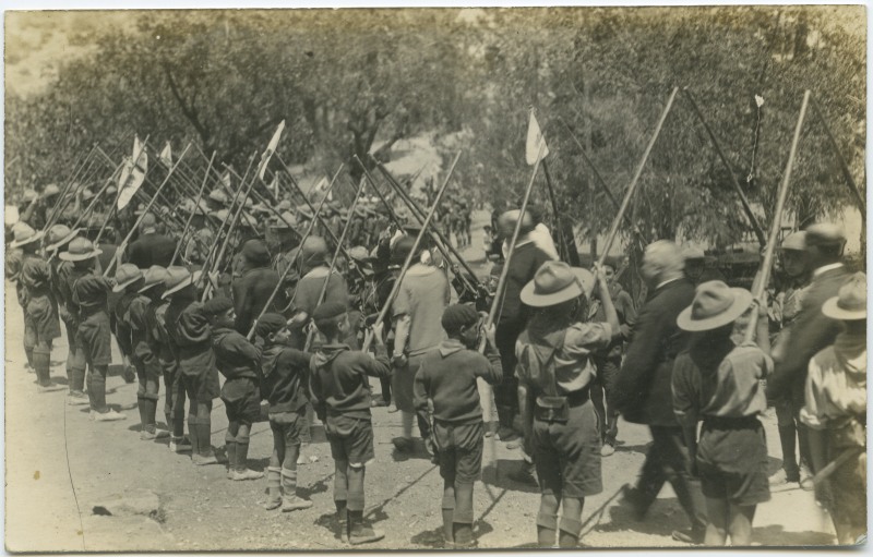 Un grupo de exploradores realizando un arco de honor con sus bordones