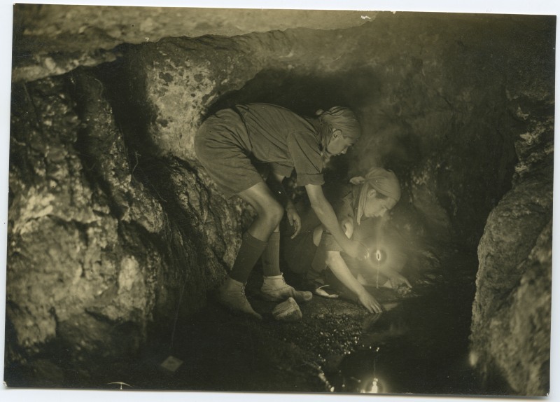 Dos exploradores en una gruta
