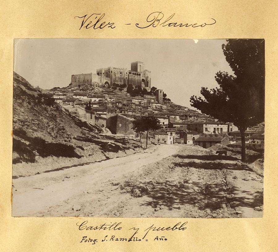 Vista general de la localidad y del castillo de Vélez Blanco