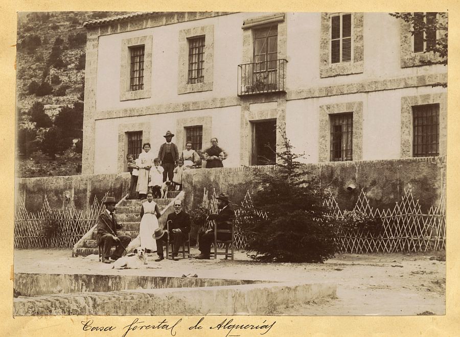 Retrato de grupo frente a la casa forestal de Las Alquerías en Sierra Espuña